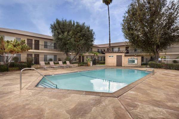 Gas Range, Professional On-Site Management, 2 Swimming Pools 1