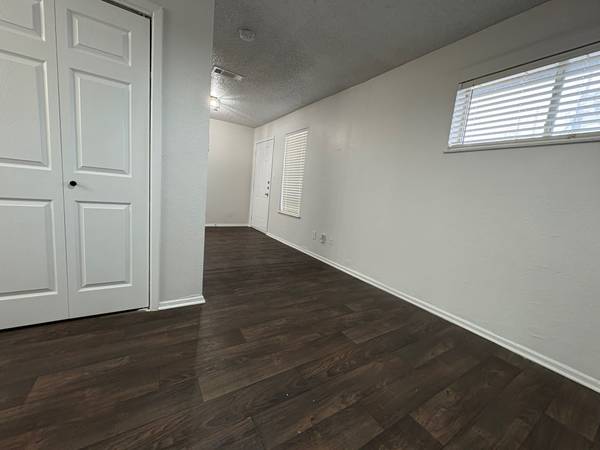$845 / 377ft2 - Modern updated unit ready for move in. First month free (Austin)63979117902082124