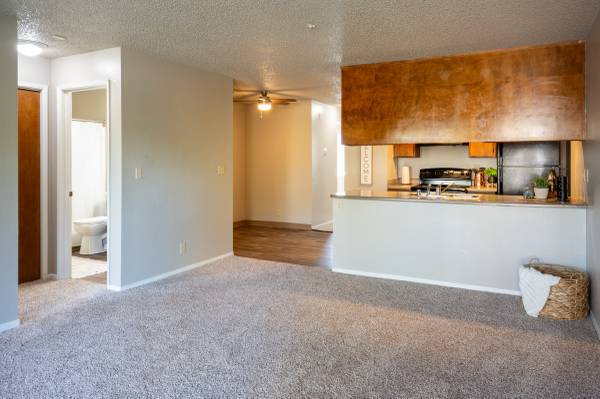$1,535 / 3br - 1000ft2 - FIRST MONTH FREE IF YOU MOVE IN OCTOBER!!@ Oakwood Apts (Chico)63972103774467120