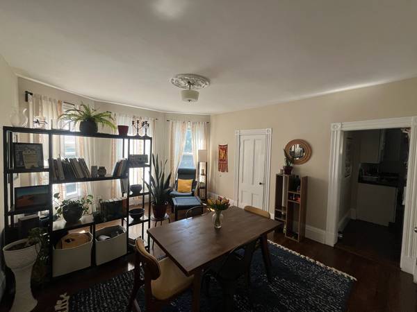 $3,970 / 2br - 1000ft2 - Spacious 2BR/2BA in Davis/Porter Sq w/ Patio & Parking, No Broker Fee (Somerville)63875605894017124