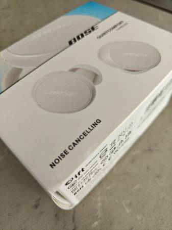 Bose Quietcomfort earbuds - Brand new never use or open 1
