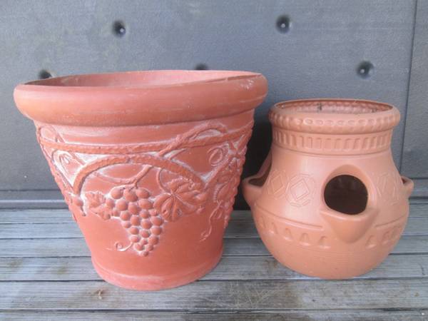 $20 for 2 Plastic pots 3 Gallon Grapevine Decorated 9.5"H 11.5" wide, 1