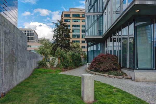 $3,741 / 2br - 1048ft2 - Guest Parking / Passes, Children's splash deck (Downtown Bellevue)63688334026627123