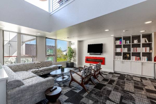 $2,380 / 1br - 604ft2 - ❄️ Cool AC + Bar-Style Kitchen 🍽️ Gym Access + No Pet Deposit! (Queen Anne)63884887528321120