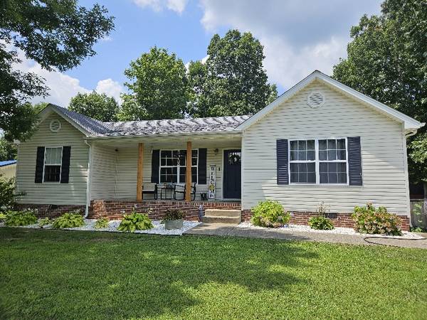 $2400.00 / 3br - 1340ft2 - Charming 3 Bed/2 Bath Single Family Home with 3 car detached workshop63904821804034121