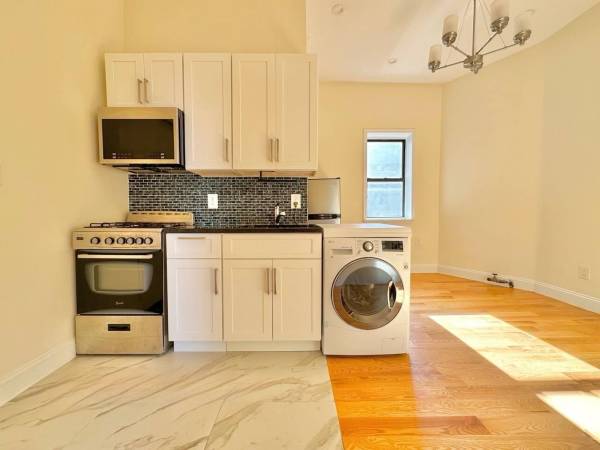 $2,933 / 2br - ✨Beautiful Renovated 2 Bedroom in Crown Heights🏡 | $2933😱 (Crown Heights)63809042210563124