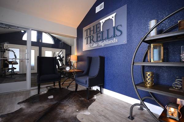 $1,280 / 2br - 925ft2 - On the Bus Line, Refrigerator, On-Site Maintenance (9707 Walnut Hl Ln, Dallas, TX)63846410952961120