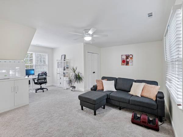 $548,900 / 1980ft2 - Renovated Modern Home – Prime Durham Location (Eagle's pointe)63968072866307124