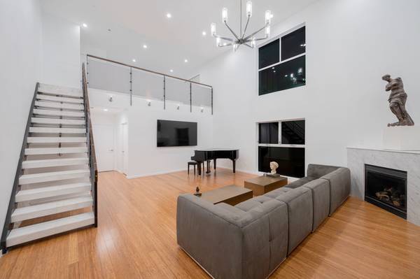 $5,990 / 2br - Furnished Luxury 2 bed/2 bath w/Grand Piano & in unit w/d63701130122369120