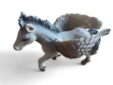 '09 RETIRED Schleich Bayala Fantasy - Pegasus Foal w/ heart motif 1