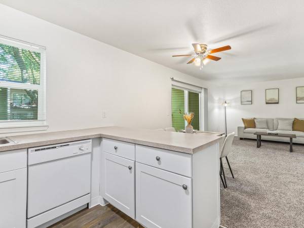 $1,435 / 2br - 859ft2 - Spacious  Enjoy Park-Like Views + Washer64039055162881120