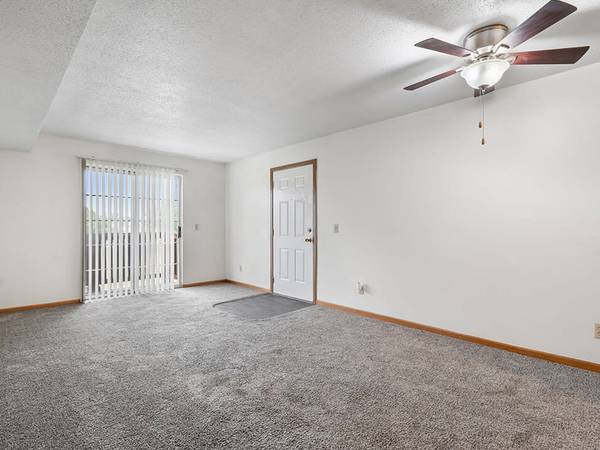 $945 / 2br - 833ft2 - Beautiful Views! Beautiful Neighborhood🏠 ! (4419 1st Ave SW, Cedar Rapids, IA)63863567816963122