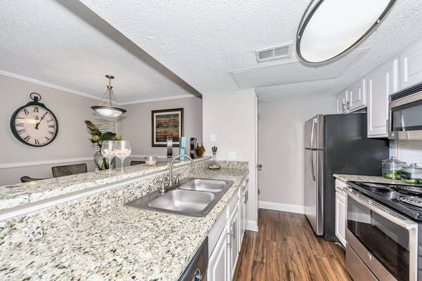 $1,140 / 1br - 706ft2 - Washer/Dryer Hookup, Balcony, Picnic Areas (4500 Sojourn Dr, Addison, TX)63846411932803123