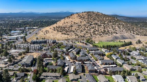 $1,795 / 2br - 933ft2 - ONE MONTH FREE! // 2 BED, 2 BATH // WE LOVE DOGS! // 1ST FLOOR! (2020 NE Linnea Drive Bend, Oregon)63839291278849121