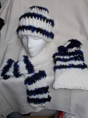 A  homemade hat, scarf , purse  & lager warmers S- M 1