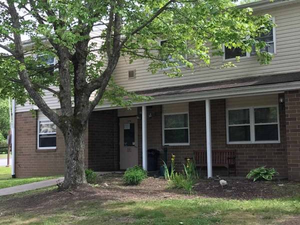 $1,174 / 3 habitaciones - Estacionamiento fuera de la calle, cocinas completamente equipadas, 3 dormitorios y 1,5 baños (61 Parade St, Union City, PA)