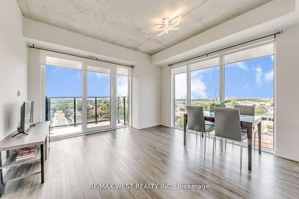 ON TRANSIT LINE CORNER LOFT BOUTIQUE 2 BEDS 2 BATHS PARKING INCLD 3