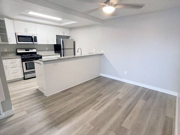 2/bd 2/ba apt | Fully-equipped kitchen | Wood-style flooring | A/C 1