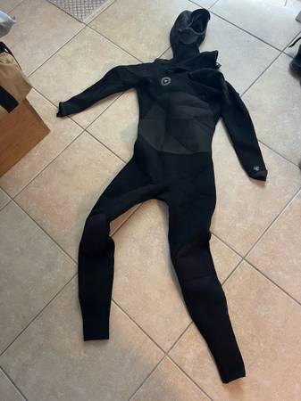 4/3 Medium Wetsuit 1