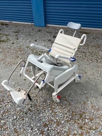 Tilting commode 1