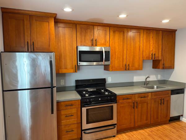 $1,895 / 2br - 720ft2 - Quiet Third Floor Apartment. Remodeled Kitchen (oakland lake merritt / grand)63870648359169120