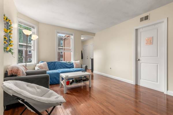 $3,600 / 3br - Nice spacious 3 bed 2 bath in Brighton w/ parking available!! (Brighton)63802096998147122