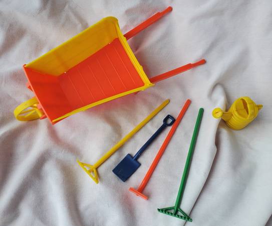 Mini pala y carretilla de plástico vintage de los años 40 de Irwin - $30 (Tacoma)63471421588227121