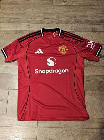 Authentic Manchester United jersey - new - M's Large 1