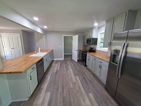 $2850.00 / 3br - 1250ft2 - 3 Bed 1 Bath Unit 1250 sqft | QUEENSTOWN | $2850/mo | Includes Utiliti63839296095747124