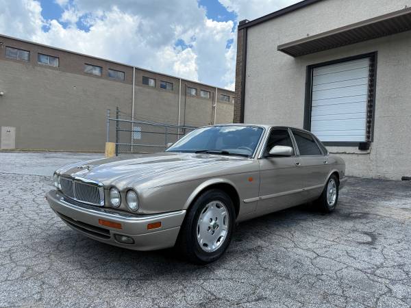1995 Jaguar XJ6 - $2,50063620105796353120