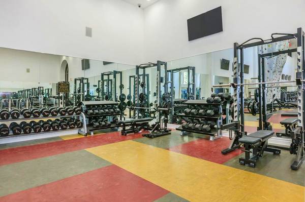 $4,299 / 3br - 1256ft2 - Sala de Cine con Asientos de Estadio, en Los Ángeles, 3/hab (325 W. Adams Blvd. , Los Angeles, CA)63812226392451123