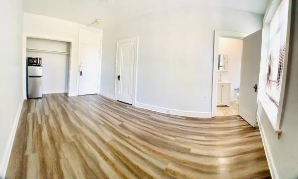 Efficiency Available /No Kitchen/Gr8 Location $885 1