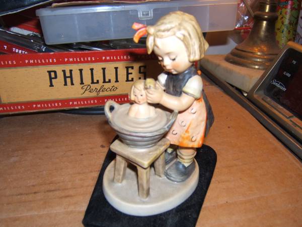 Hummel 319 Doll Bath TM5 Super Sweet Mint Condition 5 Inches Tall 1