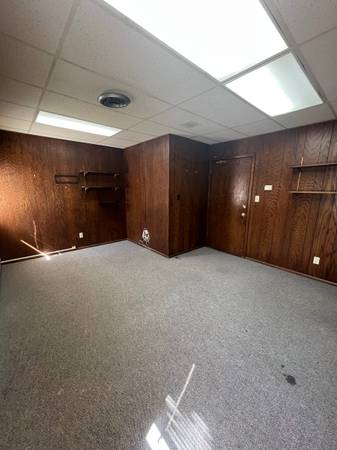 $390 / 184ft2 - Cheap Small Office in Professional Office Building!64152177312513120