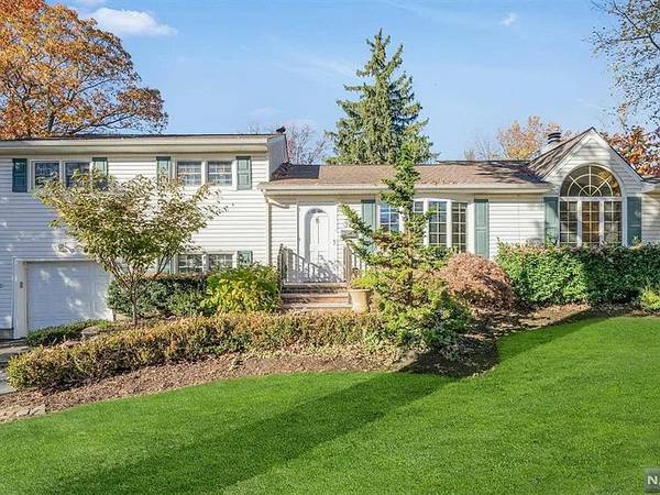 WELL MAINTAINED 2 BEDROOM, 2 FULL BATH. 1