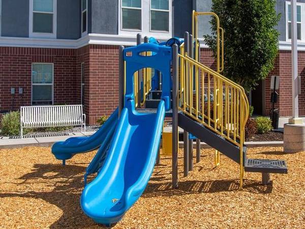 $2,151 / 3br - 1346ft2 - Acceso para discapacitados, Balcón / Patio, Trituradores de basura (Woods Cross)63670973061121124