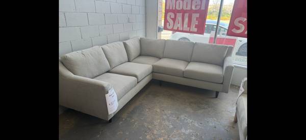 Display Model Sectional 91 X 91 X36 1