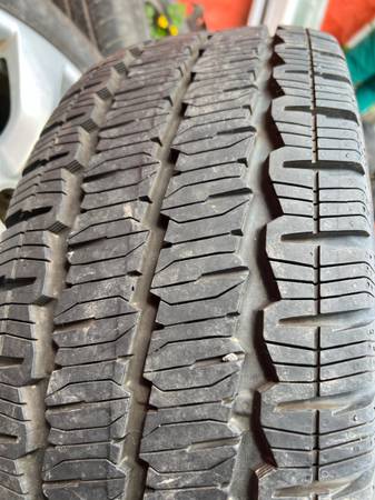 Neumático 235/65/16 Continental en llanta Ford Connect - $10063471322257921121