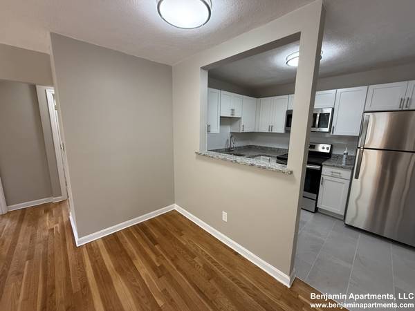 $2,875 / 2br - 1000ft2 - **NEWTON-AUBURNDALE 2BEDROOM, PARKING & STEPS TO RIVERSIDE STATION!! (Newton)63699506968067123