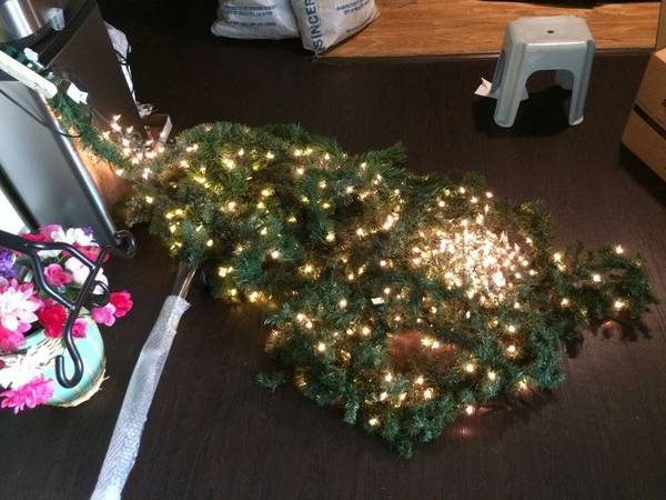 Pre-Lit Pine Artificial Christmas Garlands for Sale 1