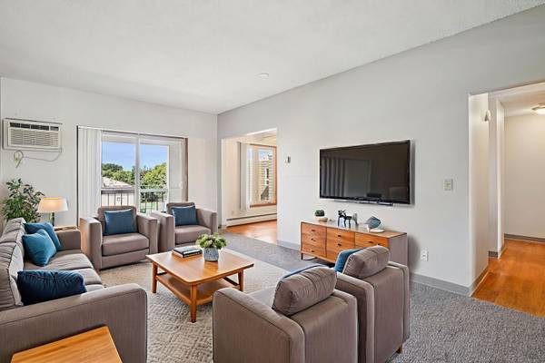 $1,594 / 2br - 970ft2 - Microwave, Edina Public School District, Ceiling fans (4141 Parklawn Ave, Edina, MN)63797856856835124