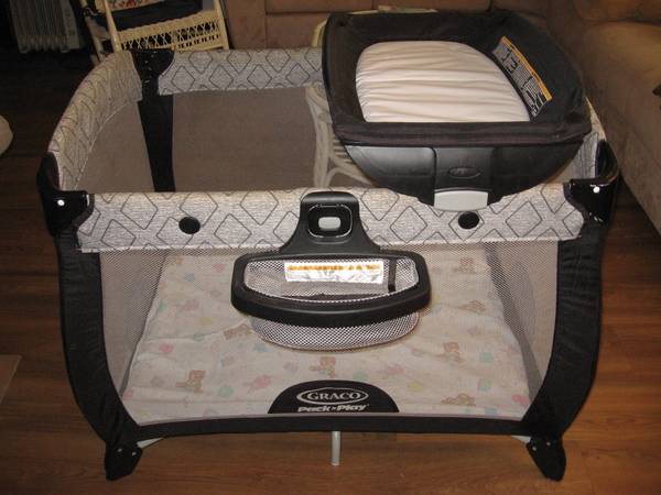 GRACO PACK/PLAY w/Bassinet and Diaper Changer 1