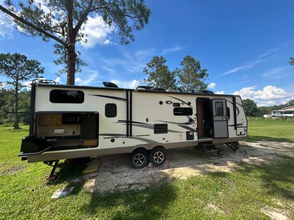2018 Flagstaff 29FBS BUNKS- with OUTSIDE KITCHEN 1