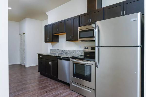 $1,353 / 1br - 432ft2 - Spacious 1 Bedroom. Available Now! (Vancouver)63831535712001120