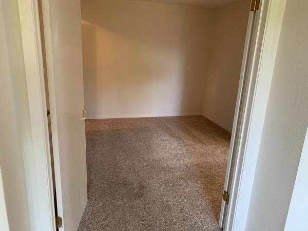 $1,800 / 1br - 600ft2 - $1,800 / Nice, Bright MIL in View Area (East Bellevue)63884888524419122