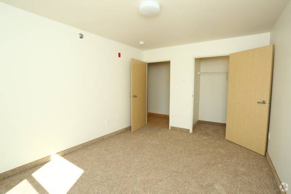 $1,095 / 2br - 979ft2 - Assigned & Indoor Parking, Walk-in Closet, 2/BD 1/BA (705 E Highland Dr, Williston, ND)63618844064129122
