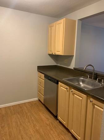 $2,275 / 2br - 950ft2 - ¡4 Semanas GRATIS de alquiler! A pocas cuadras de I-5 y del tren ligero: ¡el sueño del viajero diario! (Northgate, Lake City, U-District, Greenwood, Greenlake)63799910151299122