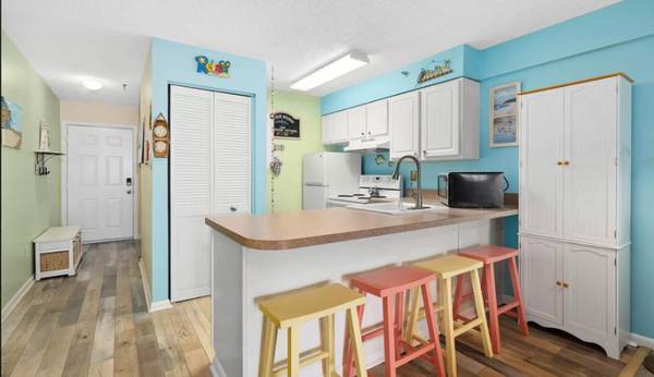 $1000.00 / 1br - Winter Rental – Cozy Oceanview Studio in Prime Location!63909102129667123