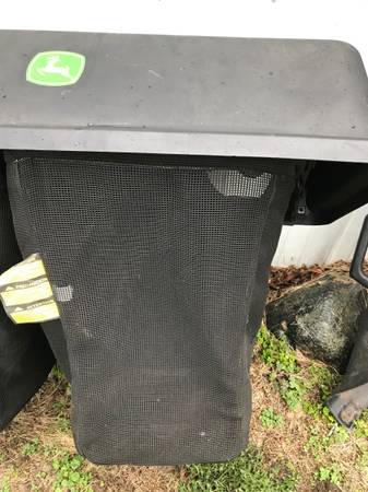 John Deere riding lawn Mower Leaf and grass catcher 1