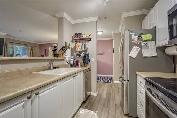 $1,500 / 1br - 677ft2 - Well-maintained and updated ground floor unit backed to a beautiful gr (Federal Way)63891325134337124